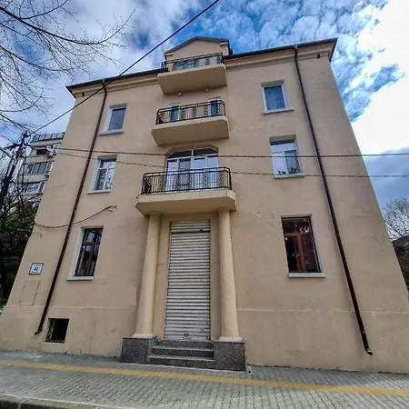 Charming In Center Apartment